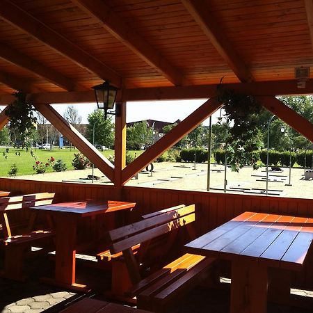 Golf Etterem Es Panzio Hotel Kaposvar Ngoại thất bức ảnh