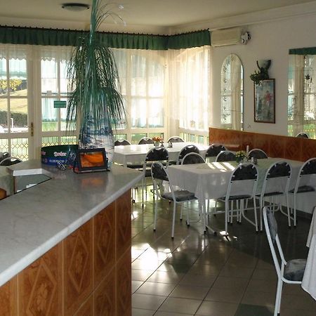 Golf Etterem Es Panzio Hotel Kaposvar Ngoại thất bức ảnh