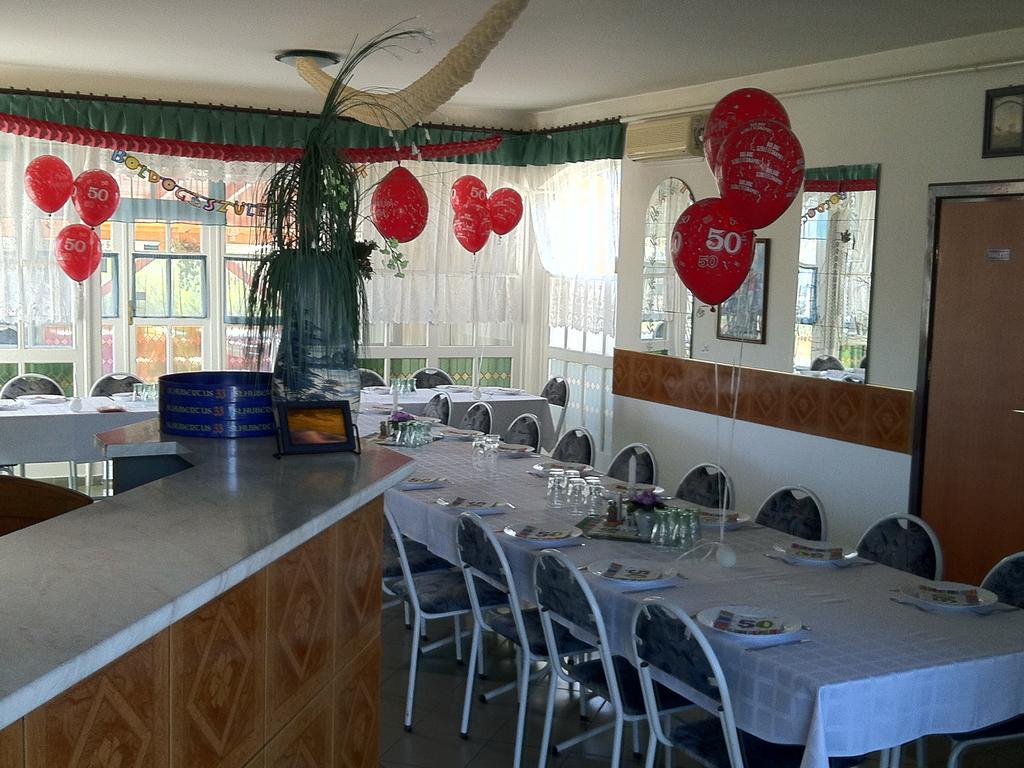 Golf Etterem Es Panzio Hotel Kaposvar Ngoại thất bức ảnh