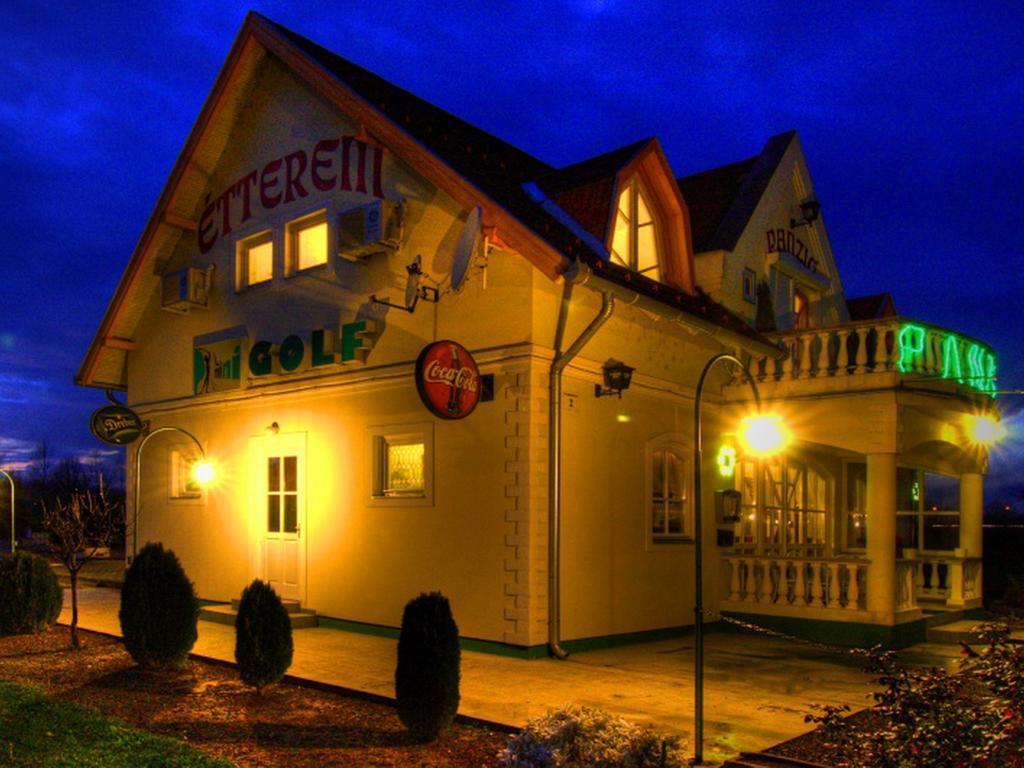 Golf Etterem Es Panzio Hotel Kaposvar Ngoại thất bức ảnh