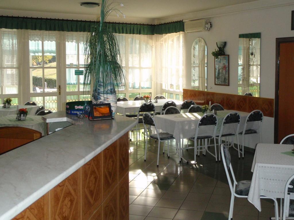 Golf Etterem Es Panzio Hotel Kaposvar Ngoại thất bức ảnh